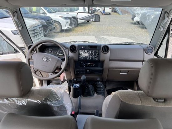 22款中东版酷路泽lc71,内饰并没有搭载多功能方向盘而是延续了经典的