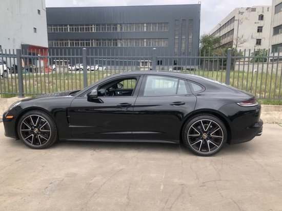 配置:黑色运动尾喉,增强型转向助力,gt 运动方向盘,21 寸高亮黑保时捷