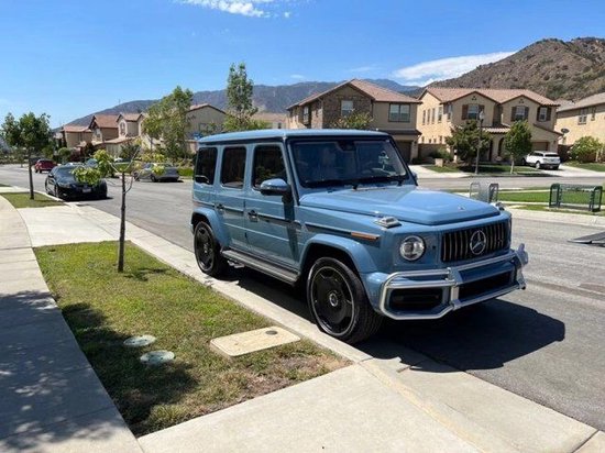 　　摄图：为本公司现车实拍图片（未经允许，切勿转载）车型：2023款奔驰G500 4.0T V8 白/红