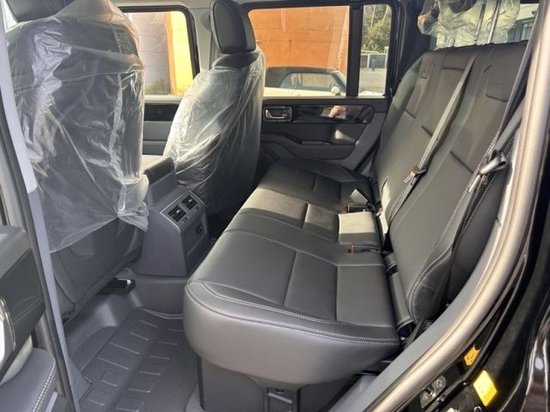 全新英力士掷弹兵硬派越野车抵达天津港