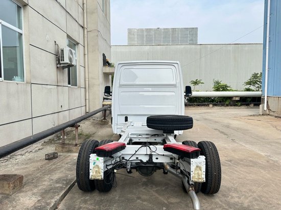 　　下图为救护车样品与车头无关