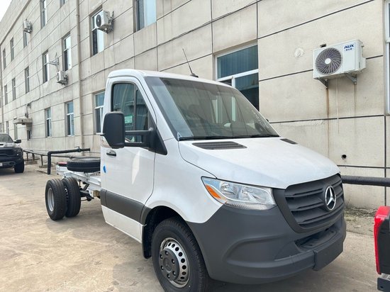 　　下图为救护车样品与车头无关