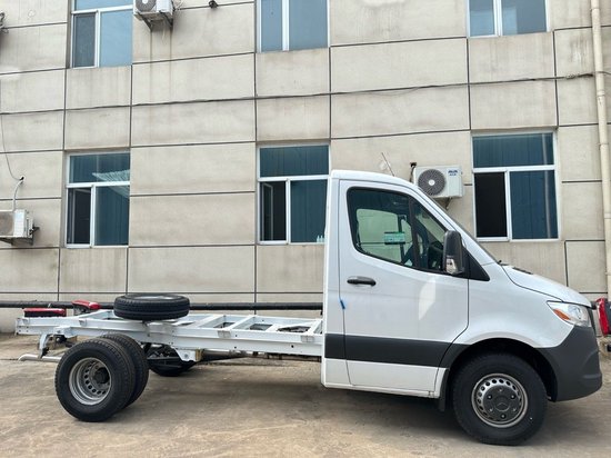 　　下图为救护车样品与车头无关