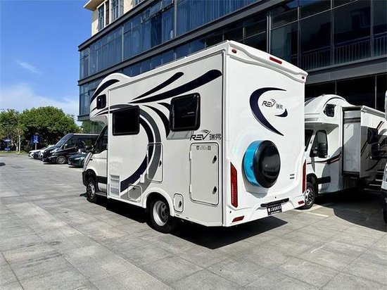 今天介绍的这款v800无拓展房车,车身尺寸5990*2425*3200mm,(_详情垂询