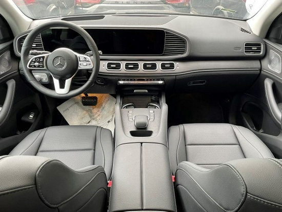 21款奔驰gle350整个内饰氛围更显豪华质感,相对简约的功能按键设计,也