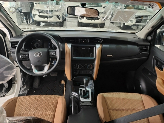 丰田穿越者2700的内部宽敞舒适,一体式中控台简介大方,内部超大使用
