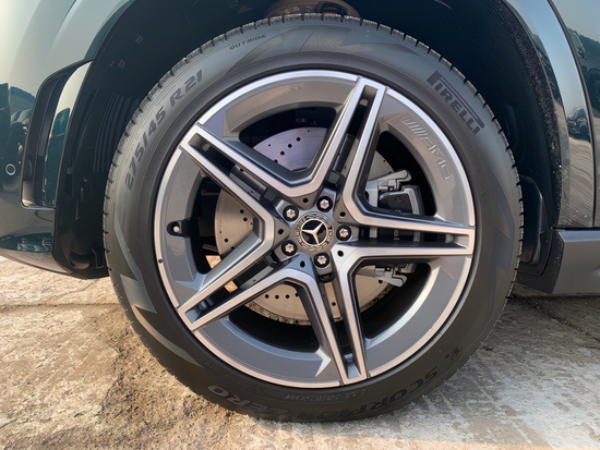 　　以上文中插图车辆选装了豪华包，运动包，驾驶员辅助包。单选：黑棕双拼小牛皮座椅，前挡风玻璃加热，祖母绿金属器，棕色胡桃木内饰条，四季轮胎，黑色纤维顶。这个配置现在报价是129W。