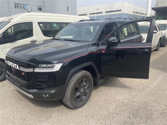 　　配图为本公司现车实拍：2022款丰田兰德酷路泽LC300 GR 运动版