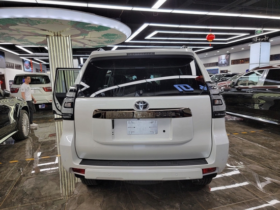 2022款丰田霸道28t柴油d4d硬派越野汽车