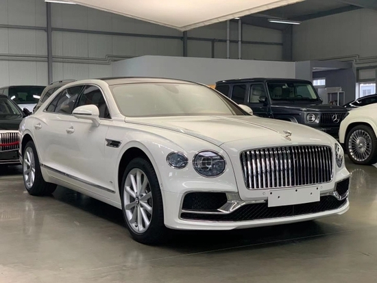 2022款宾利飞驰现车300万起售十足霸气