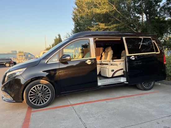 奔驰v260在外观造型上延续了全新v级的设计理念,标志性的子弹头式外观