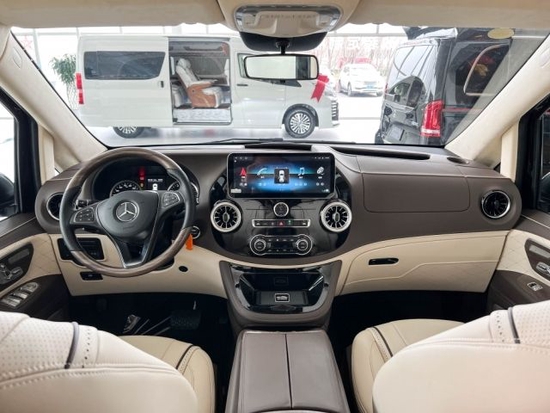 奔驰威霆改装商务车区别于奔驰威霆商务车传统式样冗余的中控台按键