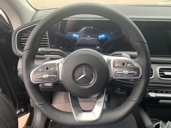 新款奔驰gle450整个内饰氛围更显豪华质感,相对简约的功能按键设计,也