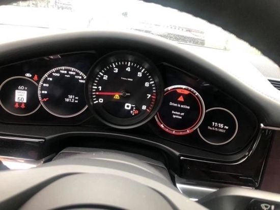 同时保留了保时捷的典型特征,中控台向车头方向升高,仪表盘呈扁平