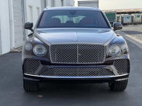 宾利添越双拼色外观港口现车报价