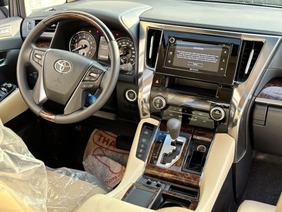 全新丰田埃尔法商务车中控台布局十分清晰,看上去更像是一辆高档suv