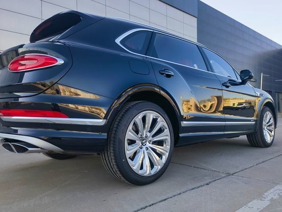 2023款宾利添越v8s黑红裸车200余万