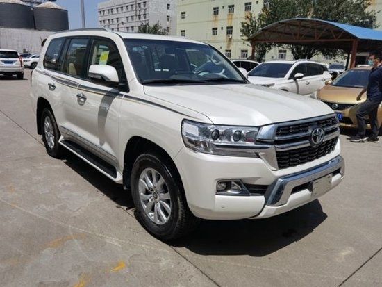 内饰方面,22款丰田酷路泽5700车内采用的是桃木内饰设计,档次感很是不