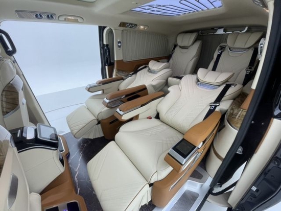 全新奔驰v260改装商务车撇开全新家族式的高水准外观格调不谈,奔驰