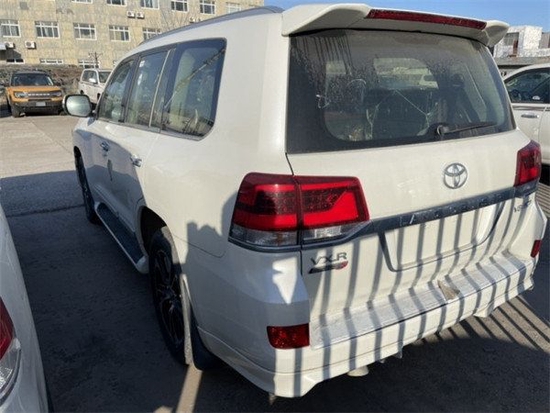 2021款国六丰田酷路泽5700看起来十分的魁梧,新陆巡的长度为4950mm