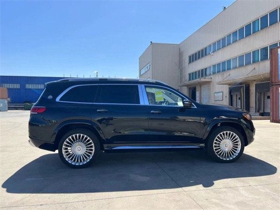 2023款迈巴赫gls600气势恢弘的前脸,三叉星徽立标首次亮相于suv车型