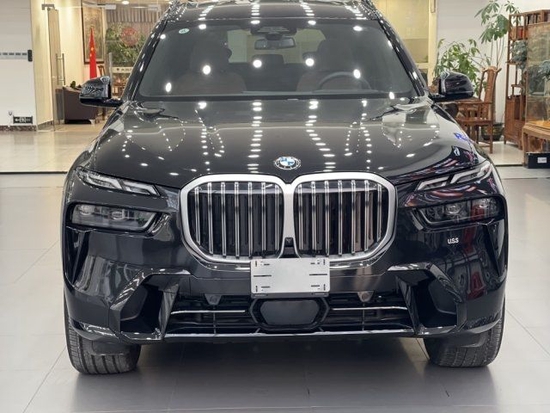 2023款新款宝马x7基于clar架构打造,定位大型suv.