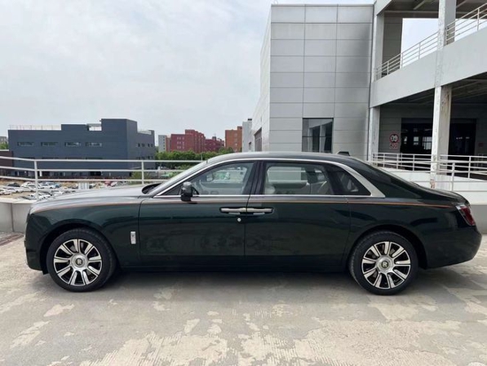 优惠促销>正文劳斯莱斯古思特车身侧面,经过加长的后门部分并不显得