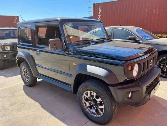 迷你的车身尺寸足以让铃木吉姆尼成为一款非常灵活的suv