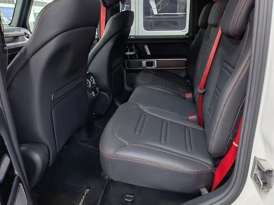 23款新款奔驰g500后排有独立空调,充电接口,座椅配置了头枕,中央扶手