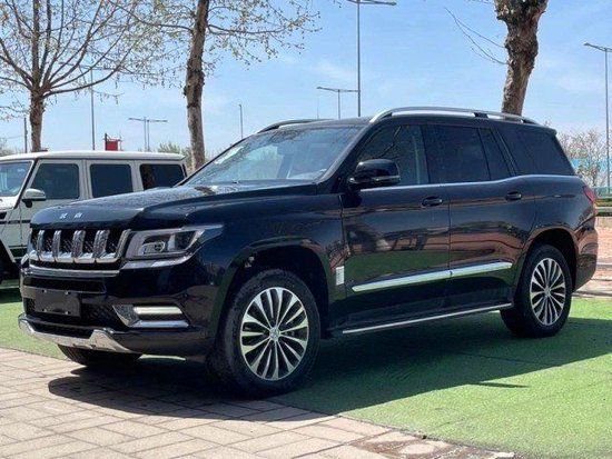 22款北京bj90延续了旧款车型的造型设计,前脸配备的进气格栅内部提供