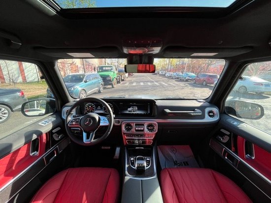 23款平行进口g550经典中内饰方面:新款奔驰g550整体造型简单经典,线条