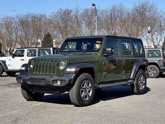 2023款吉普牧马人内饰采用双色设计,采用三幅式多功能方向盘设计,配备