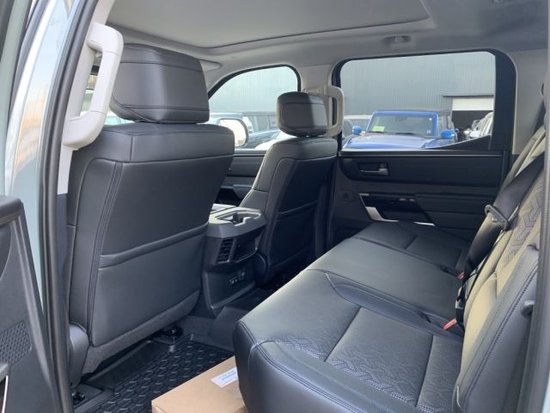 23款丰田坦途的后排座椅非常舒适,椅背的倾斜度适中,腿部空间也很大