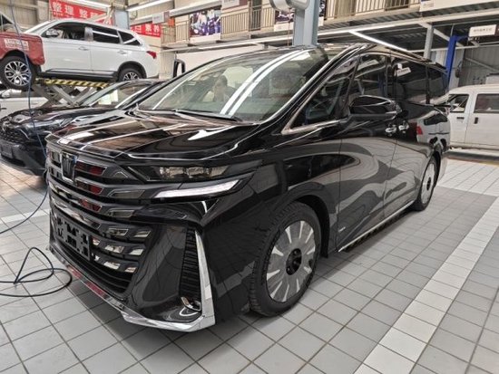 全新2024款丰田威尔法,前脸造型有着十分明显的变化