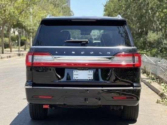 林肯领航员采用了全新的格栅设计,这组飞翼式格栅灵感来自飞翔的翅膀