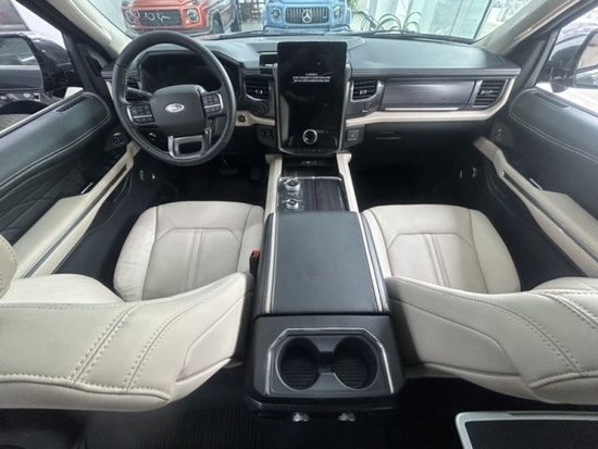 福特征服者作为一款偏向实用的大型suv来说,新车的内饰设计非常符合其