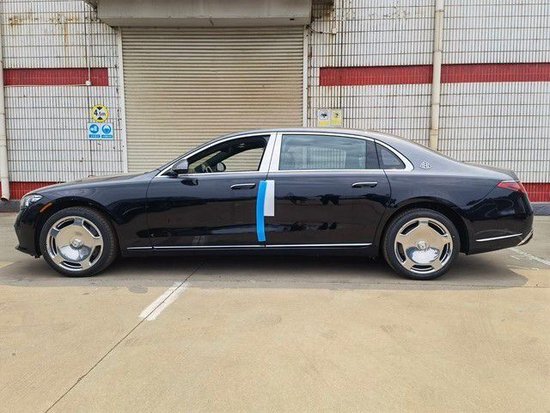 23款迈巴赫s500的内饰消费者已经非常熟悉,两块大尺寸的屏幕能够集结