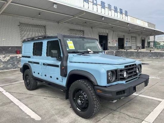 全新英力士掷弹兵硬派越野车抵达天津港