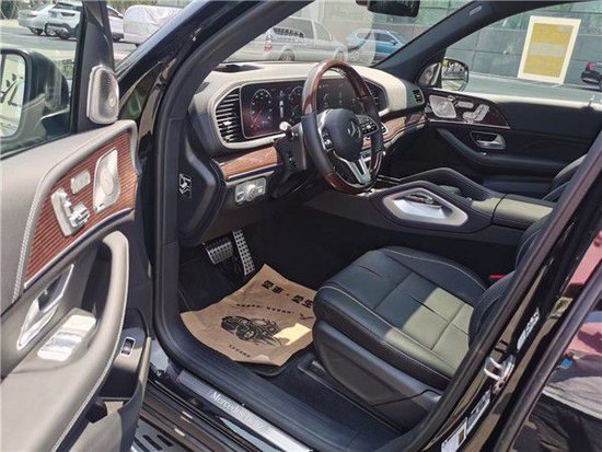 行情资讯>正文23款奔驰gls580采用了全新家族设计语言.