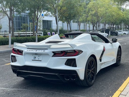 23款科尔维特c8除了动力强劲之外,科尔维特c8的操控异常的好,自适应