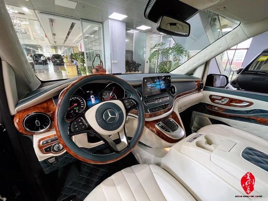 迈巴赫vs980商务车采用的是高顶设计,无尽想象,无限可能.