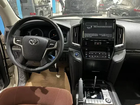 21款丰田兰德酷路泽4000gt精致的中控台与桃木内饰的搭配使整个车内更