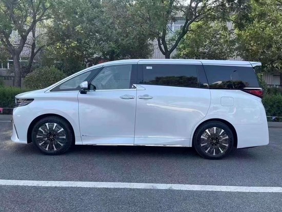 24款丰田埃尔法商务7座最新优惠售全国