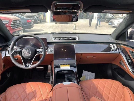 奔驰s500内饰设计上都不能用豪华来形容,简直就是奢华总统小套房,中控