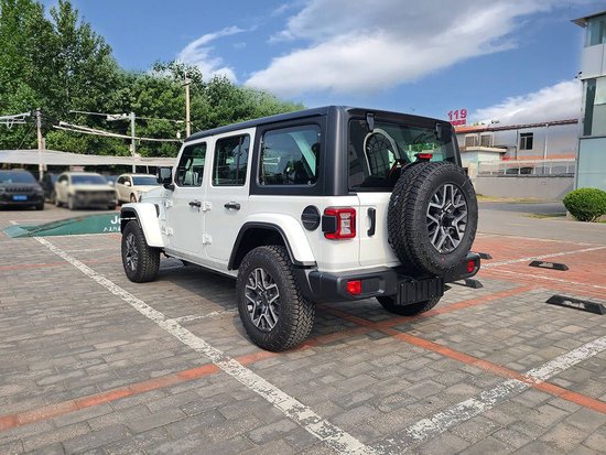 　　2024款牧马人撒哈拉四门版白色到店实拍图片