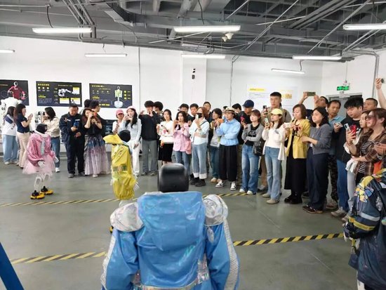 探秘智造滨城 奏响向新强音丨“砥砺前行 向海向新”网络主题宣传活动走进滨海新区