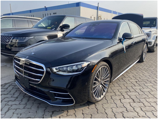 22款奔驰s580前脸采用宽大的进气格栅,内部配以横辐式镀铬装饰条,搭配