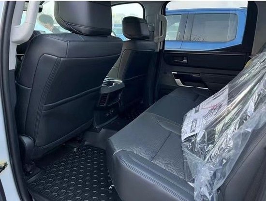 丰田坦途后排座椅非常舒适,椅背的倾斜度适中,腿部空间也很大,还增加