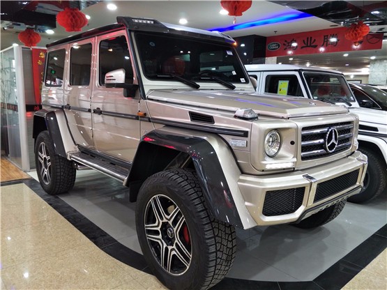 新款奔驰g5004x4内饰采用amg高性能方向盘,使用黑色nappa真皮和翻毛皮