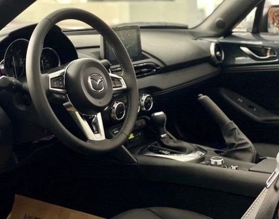 23款马自达mx5内饰装配了一台8英寸悬浮式液晶显示屏幕,配有三辐式多